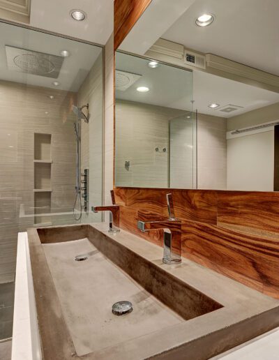 A bathroom with a sink and a mirror.